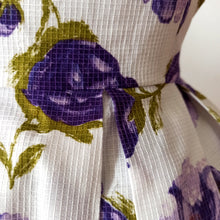 Charger l'image dans la galerie, 1950s 1960s - Gorgeous Purple Floral Cotton Dress - W26 (66cm)