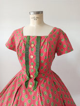 Charger l'image dans la galerie, 1950s - Adorable Strawberry Green Cotton Dress - W30 (76cm)
