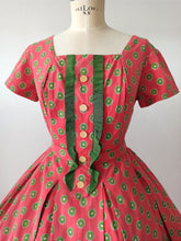 Charger l'image dans la galerie, 1950s - Adorable Strawberry Green Cotton Dress - W30 (76cm)