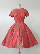 Charger l'image dans la galerie, 1950s - Adorable Strawberry Green Cotton Dress - W30 (76cm)