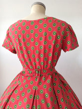 Charger l'image dans la galerie, 1950s - Adorable Strawberry Green Cotton Dress - W30 (76cm)