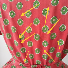 Charger l'image dans la galerie, 1950s - Adorable Strawberry Green Cotton Dress - W30 (76cm)