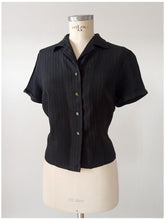 Charger l'image dans la galerie, 1950s - Gorgeous Black Textured Rayon Blouse - Sz 44