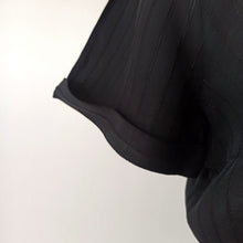Charger l'image dans la galerie, 1950s - Gorgeous Black Textured Rayon Blouse - Sz 44