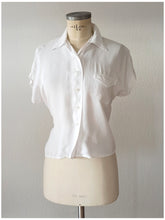 Charger l'image dans la galerie, 1950s - Cute White Textured Rayon Blouse - Sz 44