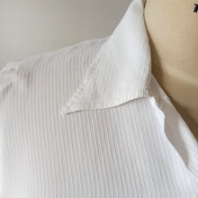 Charger l'image dans la galerie, 1950s - Cute White Textured Rayon Blouse - Sz 44