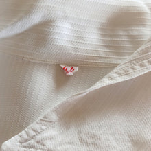 Charger l'image dans la galerie, 1950s - Cute White Textured Rayon Blouse - Sz 44