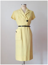 Charger l'image dans la galerie, 1950s - Gorgeous Lemon Butter Striped Rayon Dress - W27 (68cm)