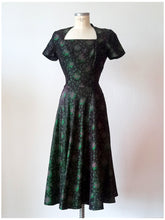 Cargar imagen en el visor de la galería, 1940s - SALENS, Stockholm - Stunning Green Floral Dress - W29 (74cm)