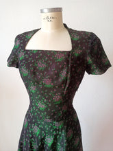 Cargar imagen en el visor de la galería, 1940s - SALENS, Stockholm - Stunning Green Floral Dress - W29 (74cm)