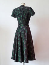 Cargar imagen en el visor de la galería, 1940s - SALENS, Stockholm - Stunning Green Floral Dress - W29 (74cm)