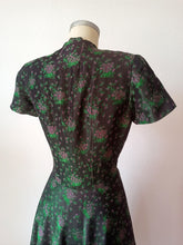 Cargar imagen en el visor de la galería, 1940s - SALENS, Stockholm - Stunning Green Floral Dress - W29 (74cm)