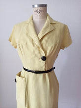 Charger l'image dans la galerie, 1950s - Gorgeous Lemon Butter Striped Rayon Dress - W27 (68cm)