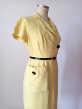 Charger l'image dans la galerie, 1950s - Gorgeous Lemon Butter Striped Rayon Dress - W27 (68cm)
