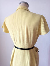 Charger l'image dans la galerie, 1950s - Gorgeous Lemon Butter Striped Rayon Dress - W27 (68cm)