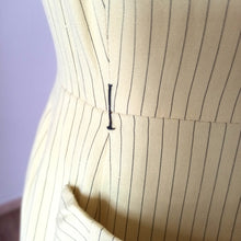 Charger l'image dans la galerie, 1950s - Gorgeous Lemon Butter Striped Rayon Dress - W27 (68cm)