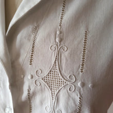 Laden Sie das Bild in den Galerie-Viewer, 1940s - Delicious White Linen Cotton Embroidery Blouse - W39 (100cm)