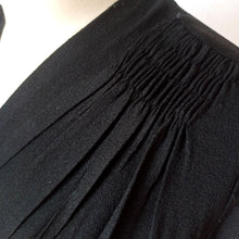 Cargar imagen en el visor de la galería, 1940s - Superb Black Sequined Crepe Dress - W35 (88cm)
