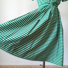 Cargar imagen en el visor de la galería, 1940s - Gorgeous Green Stripes Cotton Dress - W27 (68cm)
