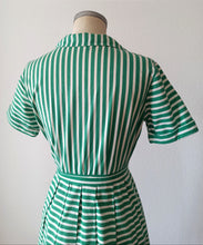Cargar imagen en el visor de la galería, 1940s - Gorgeous Green Stripes Cotton Dress - W27 (68cm)