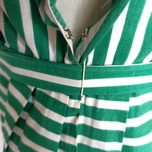 Cargar imagen en el visor de la galería, 1940s - Gorgeous Green Stripes Cotton Dress - W27 (68cm)