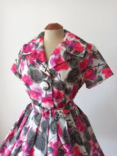 Charger l'image dans la galerie, 1950s 1960s - FRANCE - Stunning Roseprint Dress - W28 (71cm)
