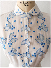 Charger l'image dans la galerie, 1950s - Exquisite Hand Embroidered Leaves Blouse - W34 (86cm)
