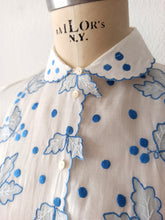 Charger l'image dans la galerie, 1950s - Exquisite Hand Embroidered Leaves Blouse - W34 (86cm)