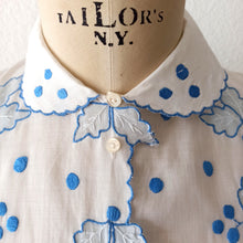 Charger l'image dans la galerie, 1950s - Exquisite Hand Embroidered Leaves Blouse - W34 (86cm)