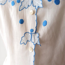 Charger l'image dans la galerie, 1950s - Exquisite Hand Embroidered Leaves Blouse - W34 (86cm)