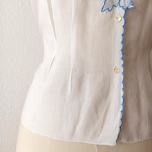 Charger l'image dans la galerie, 1950s - Exquisite Hand Embroidered Leaves Blouse - W34 (86cm)
