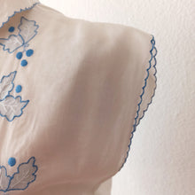 Charger l'image dans la galerie, 1950s - Exquisite Hand Embroidered Leaves Blouse - W34 (86cm)