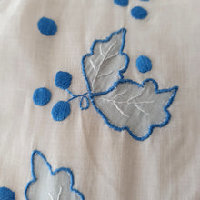 Charger l'image dans la galerie, 1950s - Exquisite Hand Embroidered Leaves Blouse - W34 (86cm)