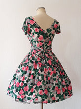 Charger l'image dans la galerie, 1950s 1960s - Stunning Cold Rayon Roseprint Dress - W26 (66cm)