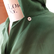 Charger l'image dans la galerie, 1950s - Gorgeous Forest Green Rayon Blouse - W31.5 (80cm)