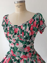 Charger l'image dans la galerie, 1950s 1960s - Stunning Cold Rayon Roseprint Dress - W26 (66cm)