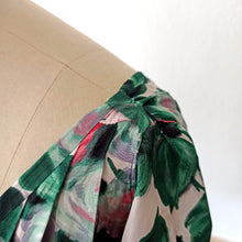 Charger l'image dans la galerie, 1950s 1960s - Stunning Cold Rayon Roseprint Dress - W26 (66cm)