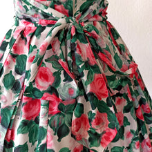 Charger l'image dans la galerie, 1950s 1960s - Stunning Cold Rayon Roseprint Dress - W26 (66cm)