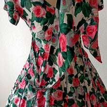 Charger l'image dans la galerie, 1950s 1960s - Stunning Cold Rayon Roseprint Dress - W26 (66cm)