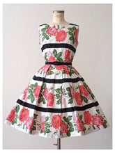 Carica l'immagine nel visualizzatore di Gallery, 1950s 1960s - Stunning Massive Roseprint Cotton Dress - W28.5 (72cm)