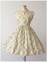 Charger l'image dans la galerie, 1950s - Adorable Purple Novelty Roseprint Cotton Dress - W30 (76cm)