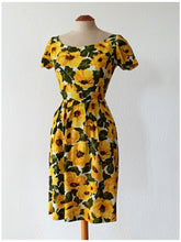 Charger l'image dans la galerie, 1950s - Stunning Floral Linen Dress - W24 (60cm)