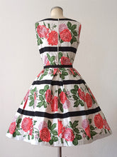 Carica l'immagine nel visualizzatore di Gallery, 1950s 1960s - Stunning Massive Roseprint Cotton Dress - W28.5 (72cm)