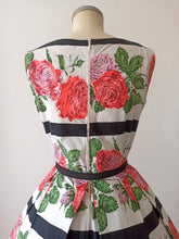 Carica l'immagine nel visualizzatore di Gallery, 1950s 1960s - Stunning Massive Roseprint Cotton Dress - W28.5 (72cm)