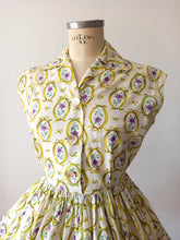 Charger l'image dans la galerie, 1950s - Adorable Purple Novelty Roseprint Cotton Dress - W30 (76cm)