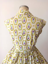 Charger l'image dans la galerie, 1950s - Adorable Purple Novelty Roseprint Cotton Dress - W30 (76cm)