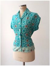 Charger l'image dans la galerie, 1940s 1950s - Fabulous Turquoise Rayon Blouse - Sz 46