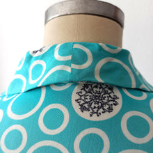 Charger l'image dans la galerie, 1940s 1950s - Fabulous Turquoise Rayon Blouse - Sz 46