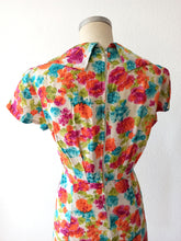 Load image into Gallery viewer, 1950s - Stunning Colorful Floral Cold Rayon Dress - W28.5 (72cm)