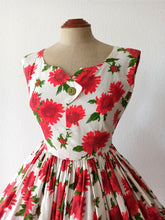 Charger l'image dans la galerie, 1950s - Spectacular Red Green Floral Cotton Dress - W28 (70cm)